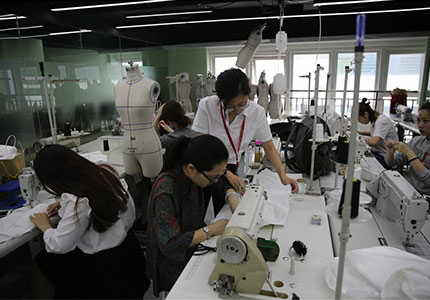 赴新加坡椅垫公司车工